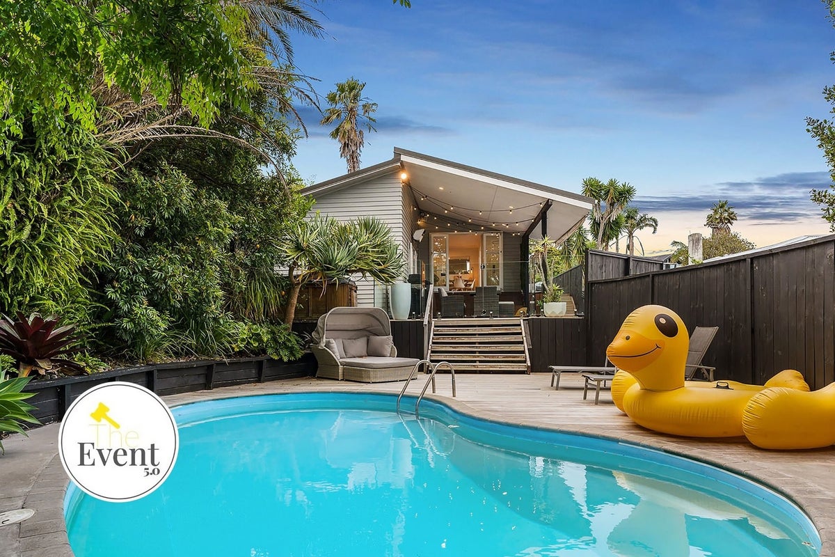 11 Mayall Avenue, Beach Haven, Auckland - Carousel 1