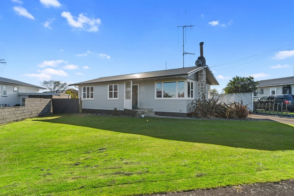 42 Irvine Street, Frankton, Hamilton - Carousel 1