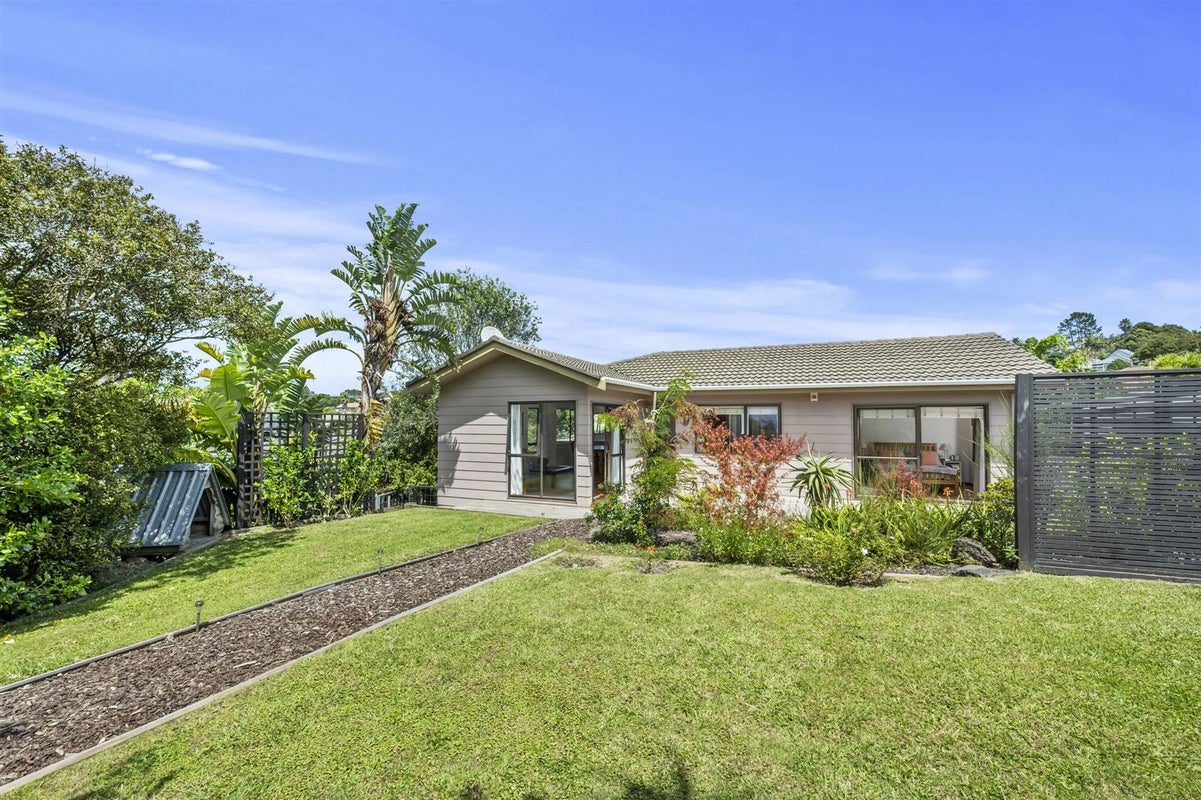 24 Deverell Place, Northcross, Auckland - Carousel 1