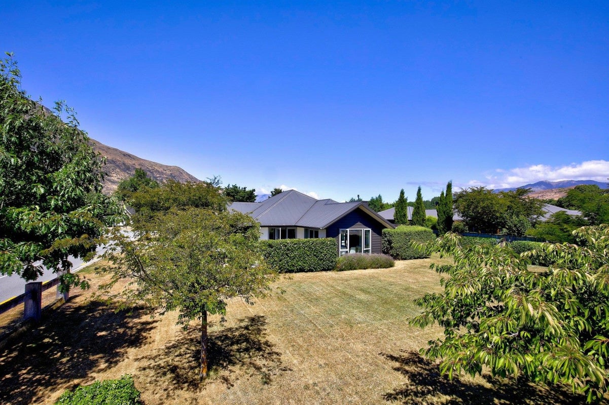 23 Bridesdale Drive, Lake Hayes, Queenstown - Carousel 1