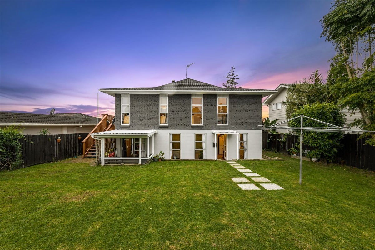 22 Realm Place, Massey, Auckland - Carousel 1