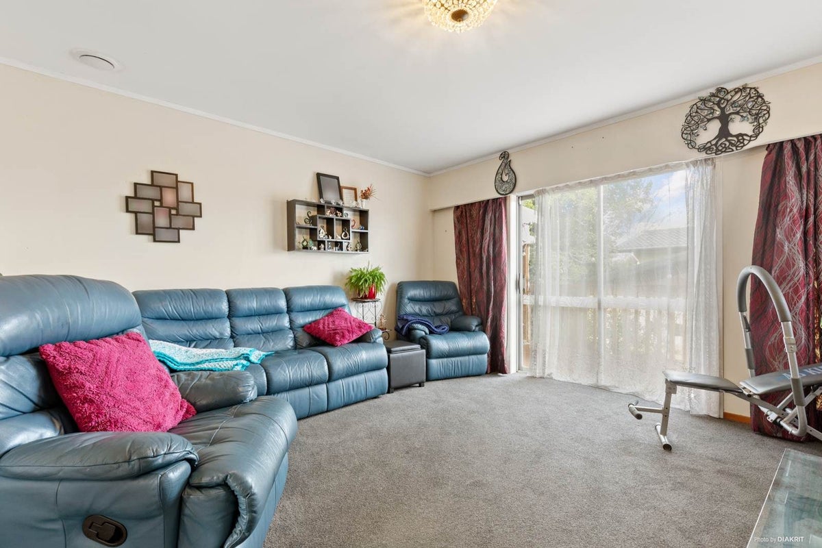 15 Pavola Grove, Glenfield, Auckland - Carousel 2