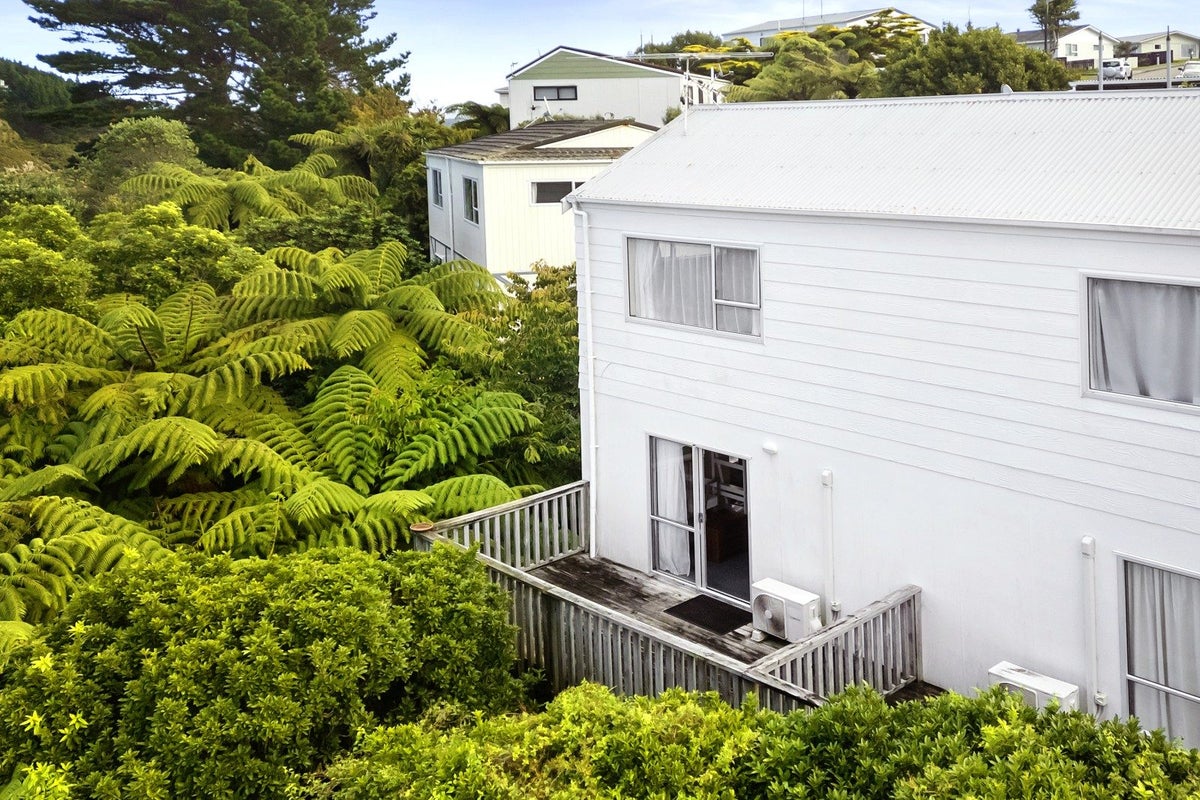 32B Cheltenham Terrace, Newlands, Wellington - Carousel 2