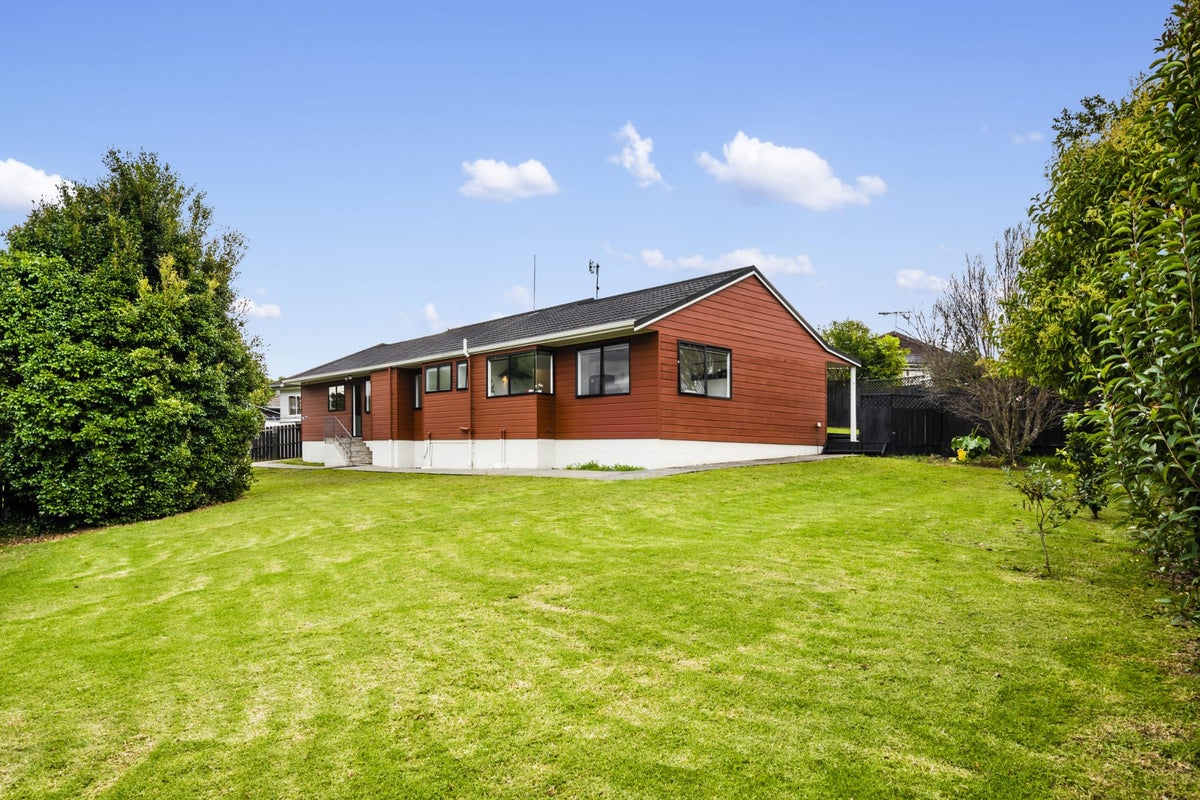 34 Pinewood Grove, Botany Downs, Auckland - Carousel 2