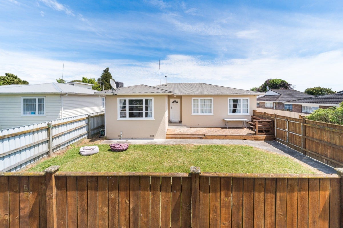8 Kingston Street, Awapuni, Palmerston North - Carousel 1