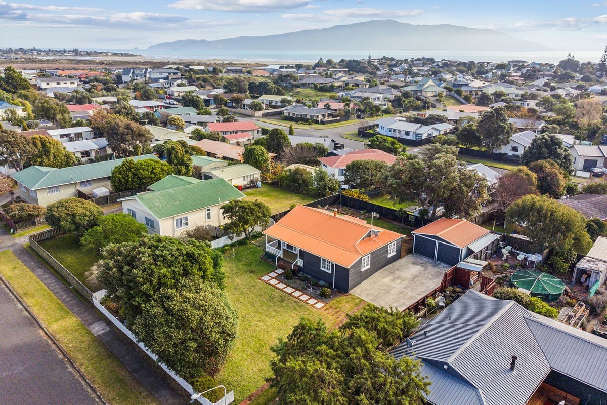 12 Hicks Crescent, Waikanae Beach, Waikanae - Carousel 2