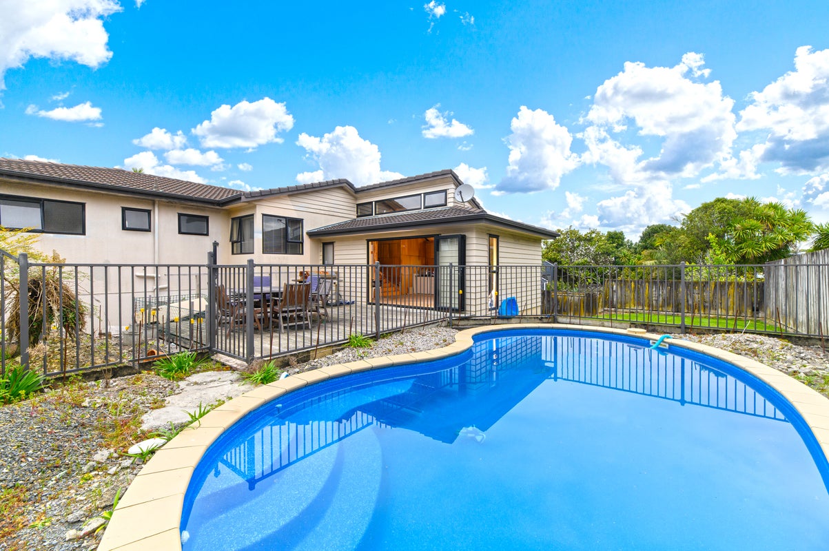 6 Milwaukee Place, Glendene, Auckland - Carousel 1