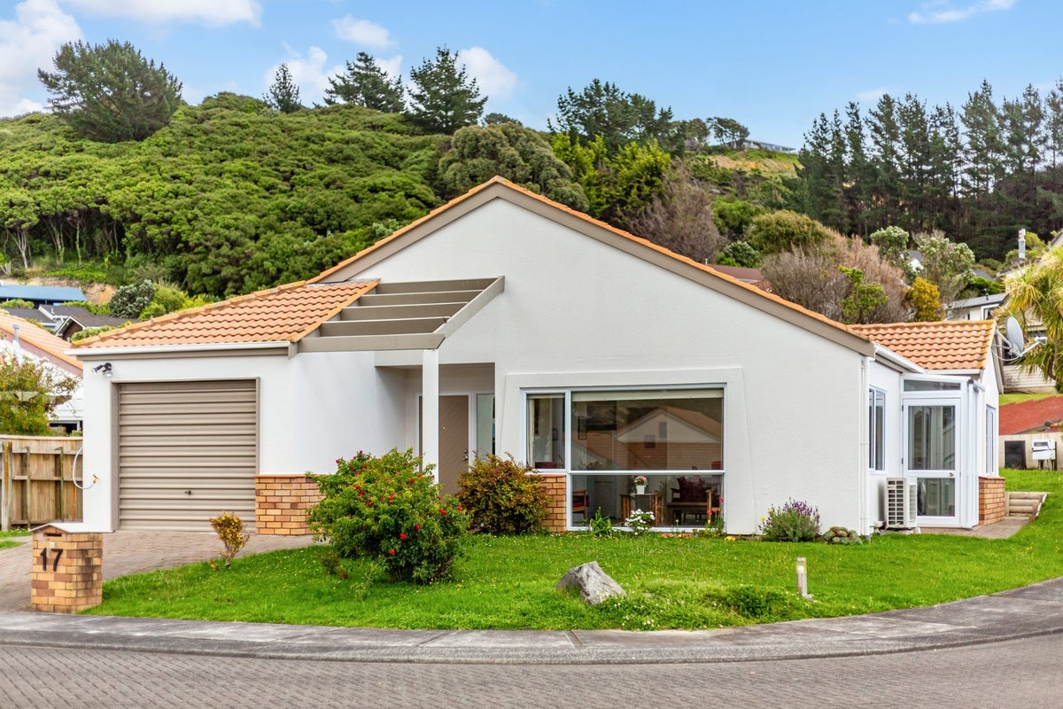 17 Lakeside Villas, Whitby, Porirua, Wellington - Carousel 1