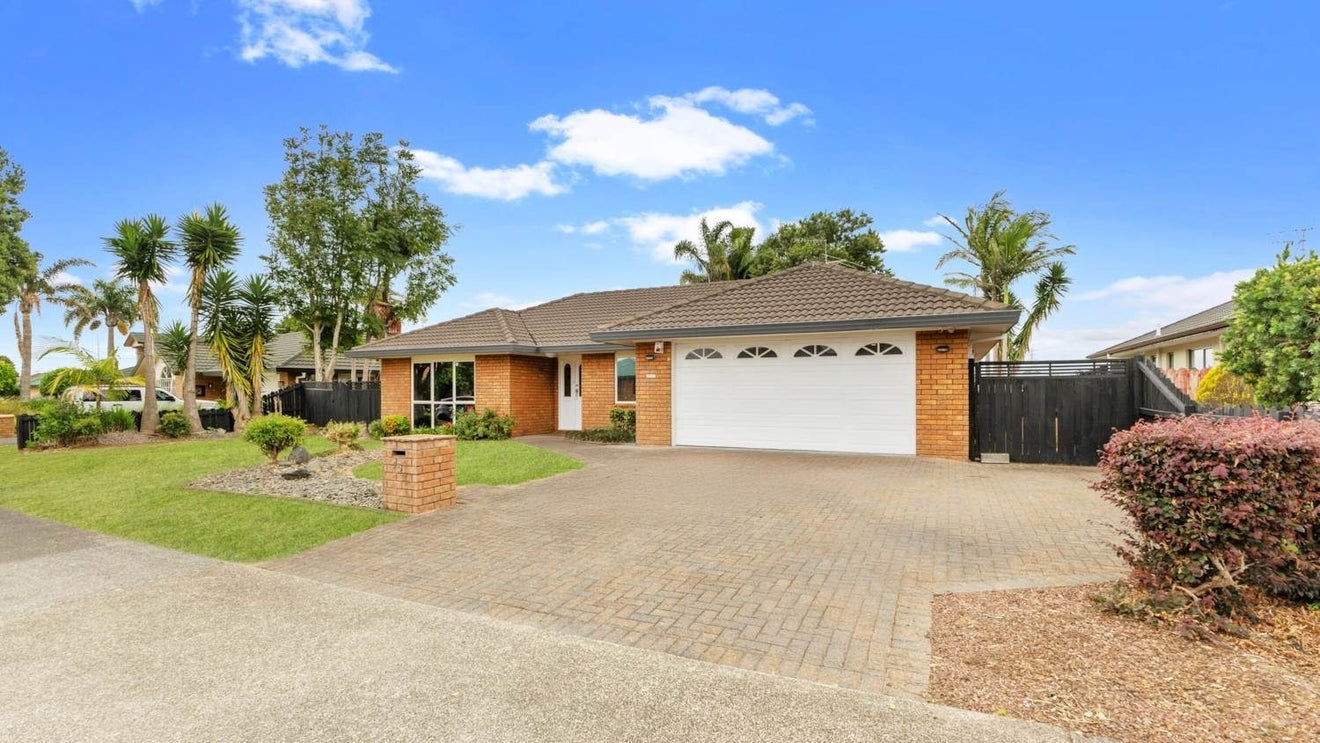 15 Longford Park Drive, Takanini, Auckland - Carousel 1