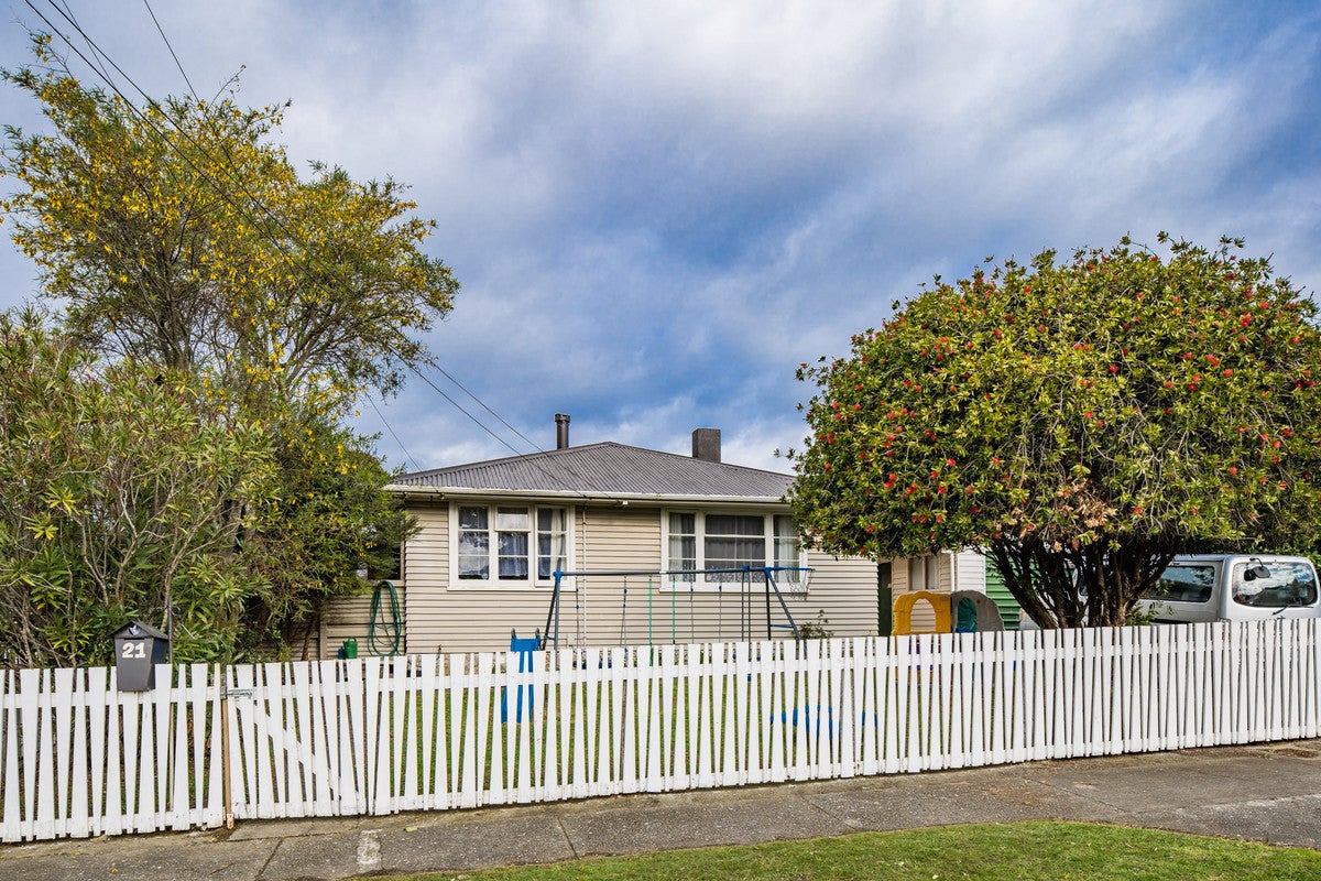 21 Hukatai Street, Elsdon, Porirua - Carousel 2