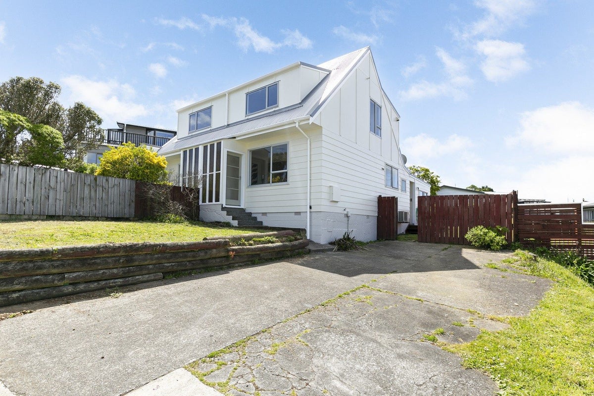 5B Sunhaven Drive, Newlands, Wellington - Carousel 1