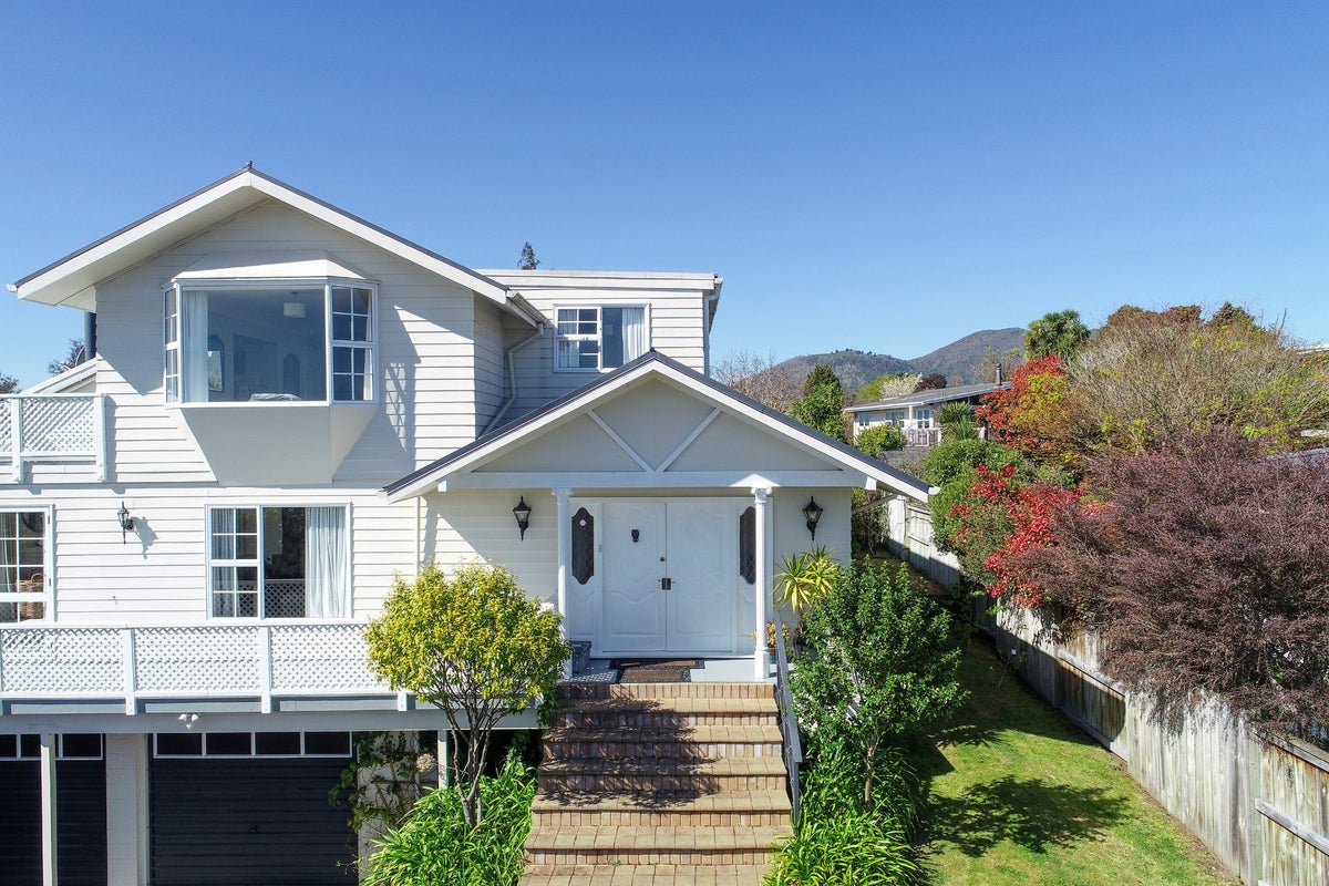 20 Sunset Street, Hilltop, Taupo - Carousel 2