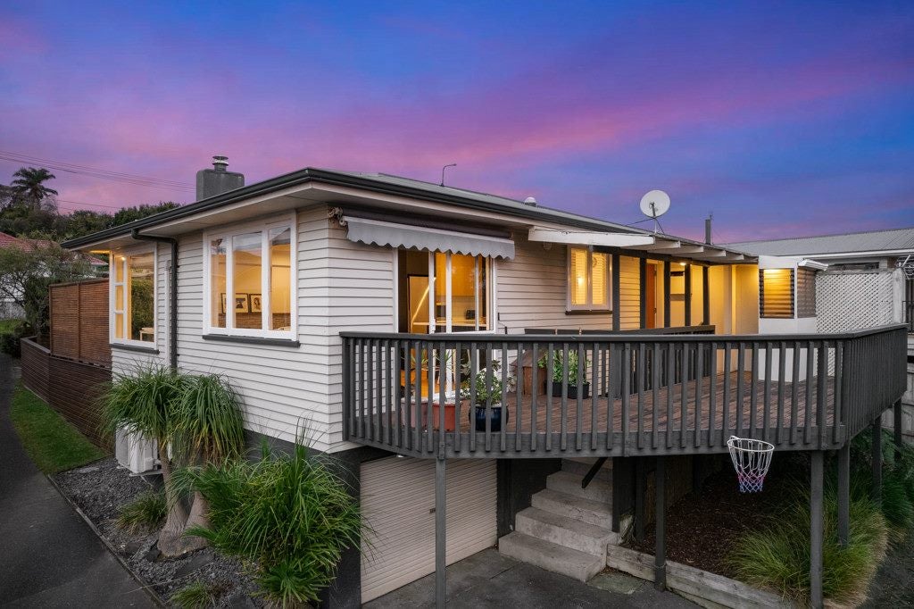 5 Castaing Crescent, Te Atatu South, Auckland - Carousel 2