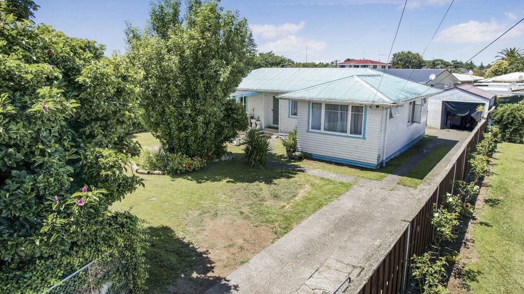 22 Carrington Avenue, Hillcrest, Hamilton - Carousel 1