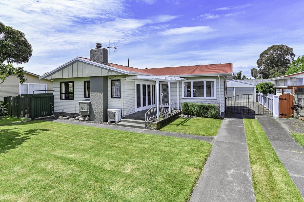 1213 Willowpark Road North, Mayfair, Hastings - Carousel 1