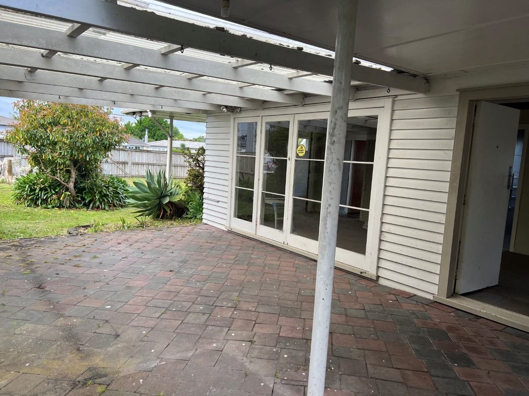 57 Yeovil Road, Te Atatu Peninsula, Auckland - Carousel 1