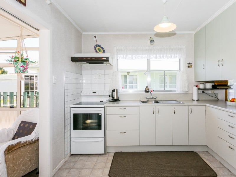 211 Sunnybank Crescent, Camberley, Hastings - Carousel 2