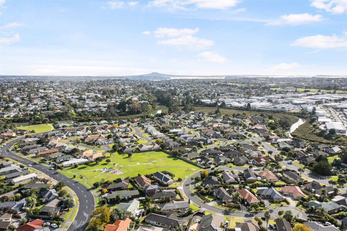 17 Brompton Place, Burswood, Auckland - Carousel 34