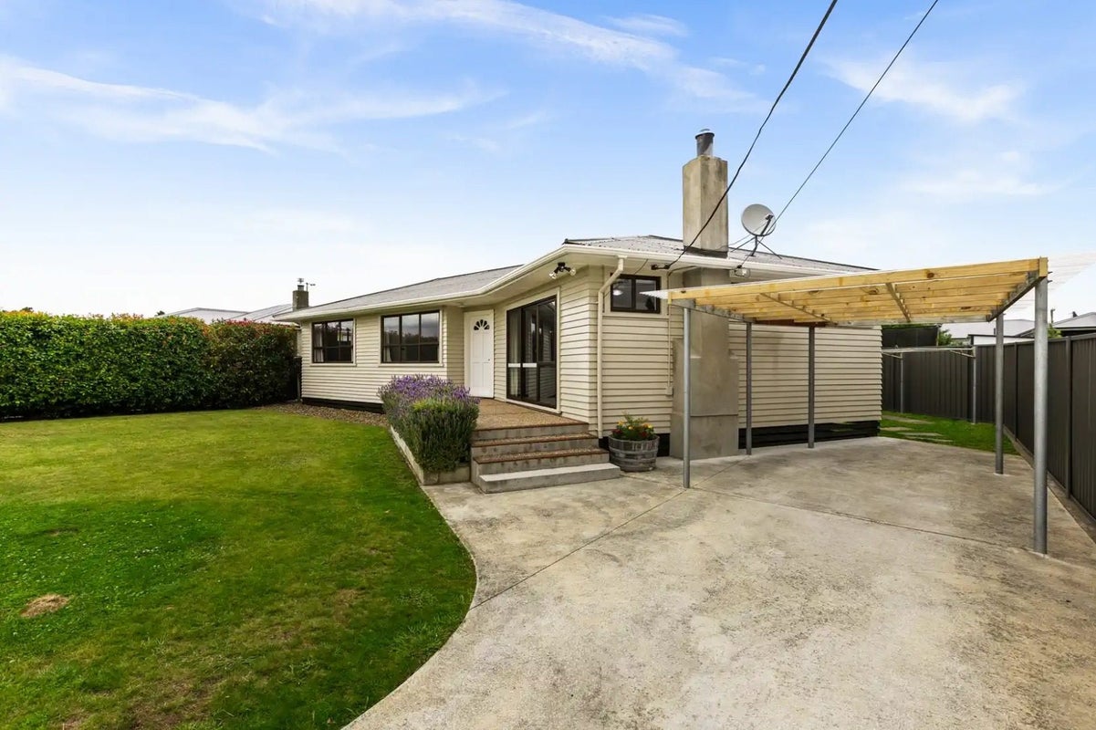 5 Warwick Crescent, Taradale, Napier - Carousel 1
