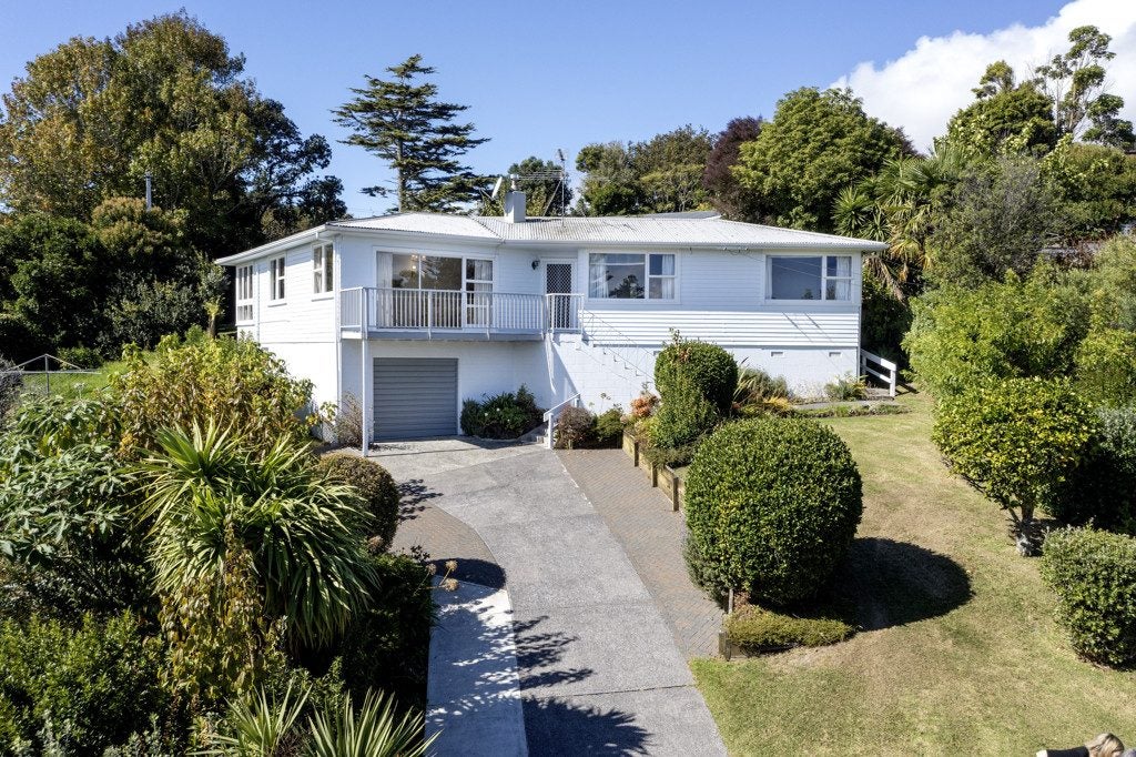 2 Kelly Place, Cockle Bay, Auckland - Carousel 1