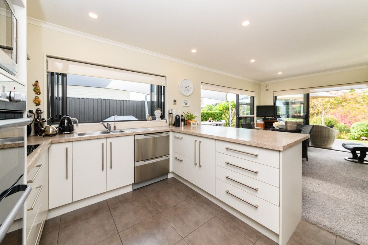 4A Silkwood Place, Fitzherbert, Palmerston North - Carousel 2