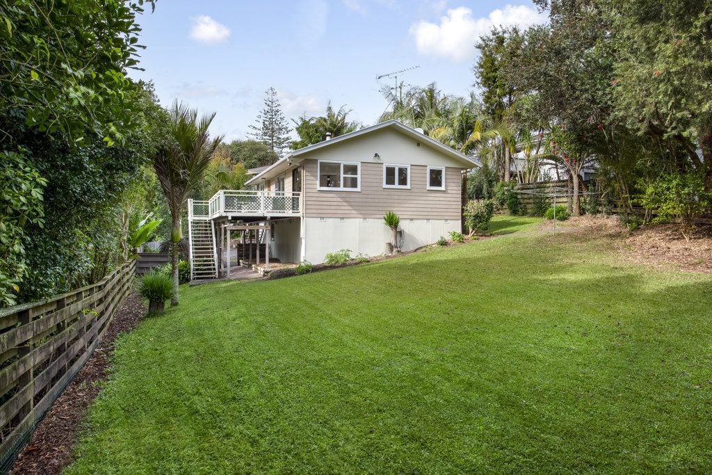 9 The Grove, Titirangi, Auckland - Carousel 2