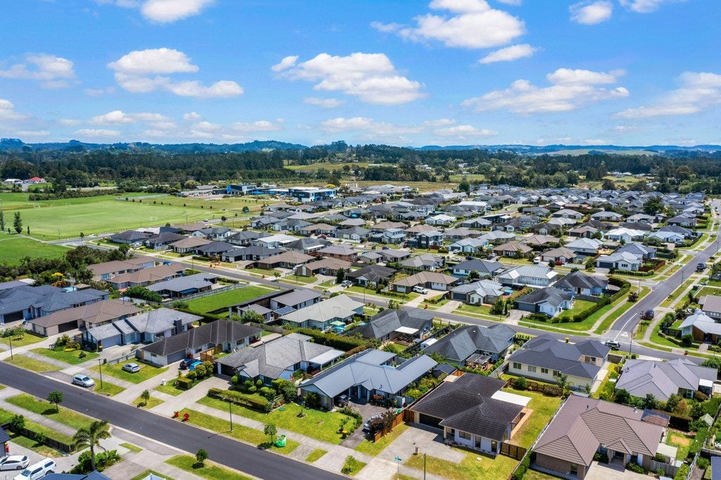 8 Hooton Drive, Huapai, Kumeu - Carousel 2
