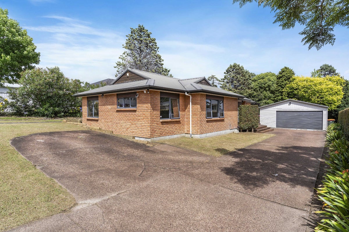 136 Lynwood Road, New Lynn, Auckland - Carousel 1