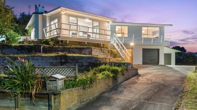 6 Lindale Grove, Waikanae Beach, Waikanae - Carousel 1