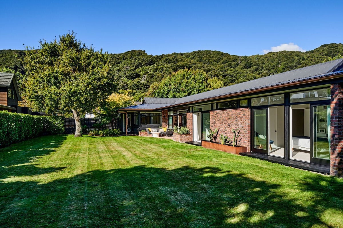 27 Cheviot Road, Lowry Bay, Lower Hutt - Carousel 1