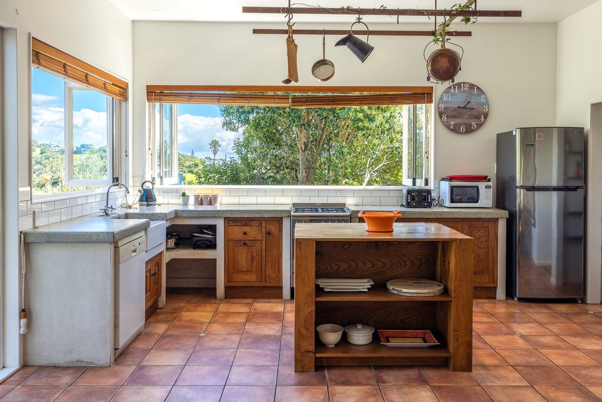 2 Fisher Street, Surfdale, Waiheke Island - Carousel 1