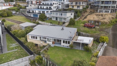 7 Catherine Crescent, Moturoa, New Plymouth - Carousel 1