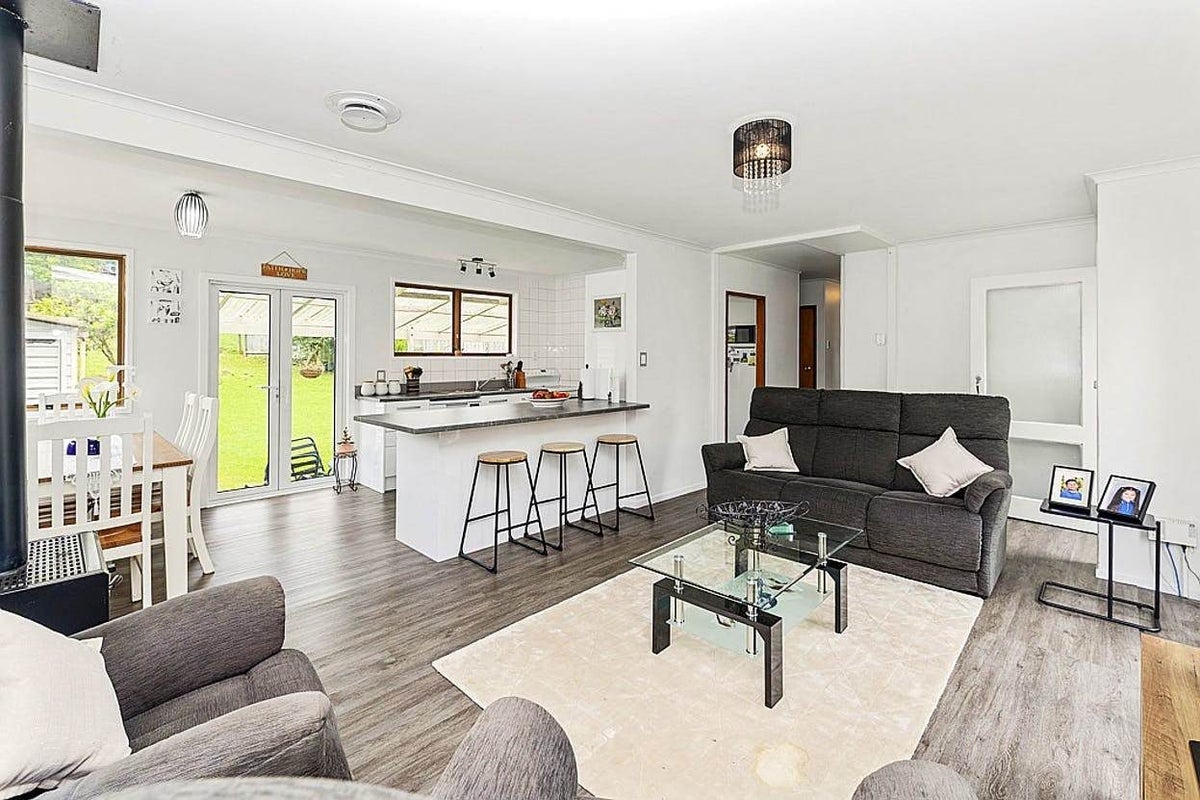 4 Capricorn Place, Glen Eden, Auckland - Carousel 2