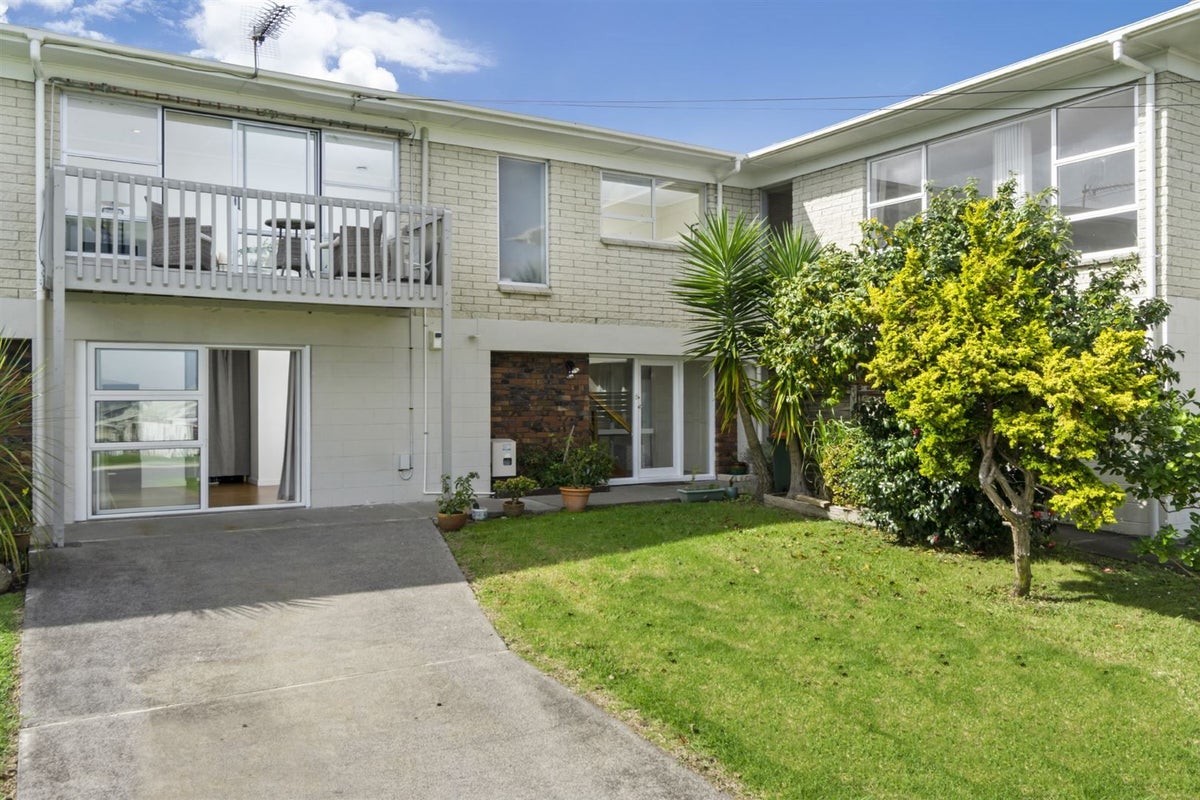 2/7 Westwell Road, Belmont, Auckland - Carousel 1