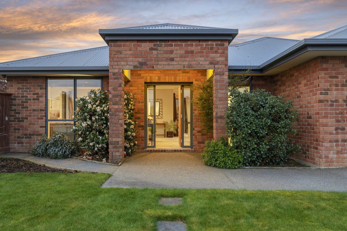 2 Te Pihopa Way, Aidanfield, Christchurch - Carousel 2
