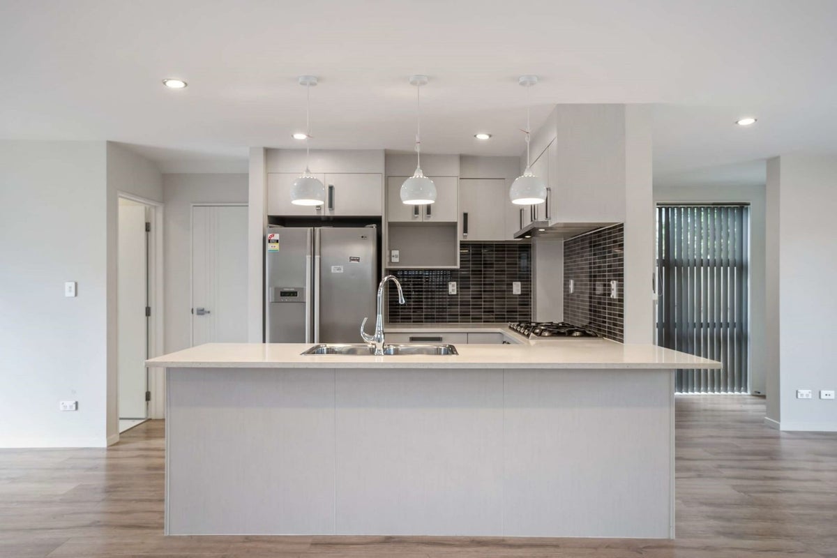 17 Phar Lap Crescent, Takanini, Auckland - Carousel 2