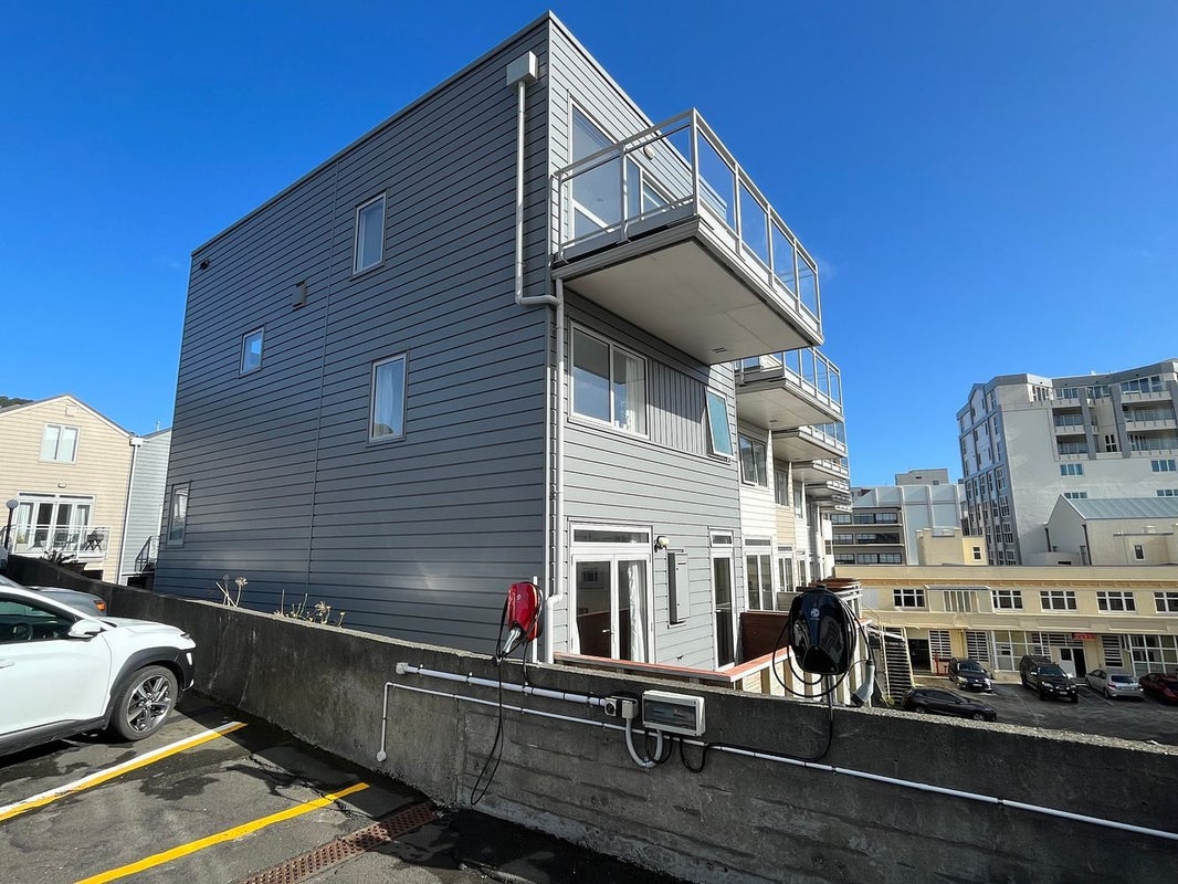 9/15 Roxburgh Street, Mount Victoria, Wellington - Carousel 24