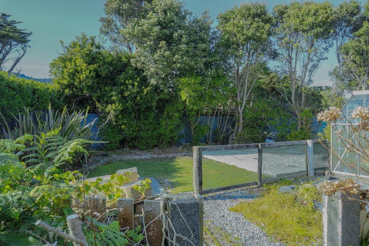 32 Domett Esplanade, Cobden, Greymouth - Carousel 50