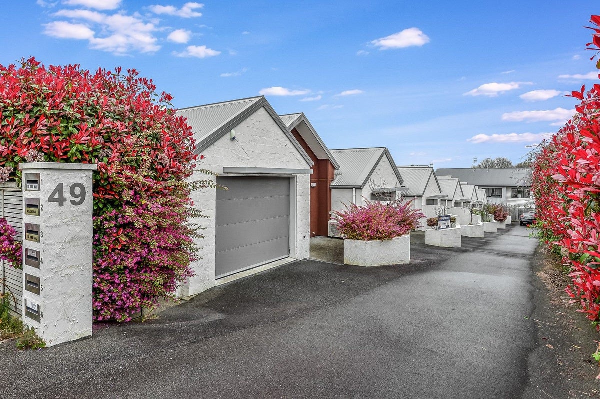 2/49 Anglesea Street, Hamilton Central, Hamilton - Carousel 2
