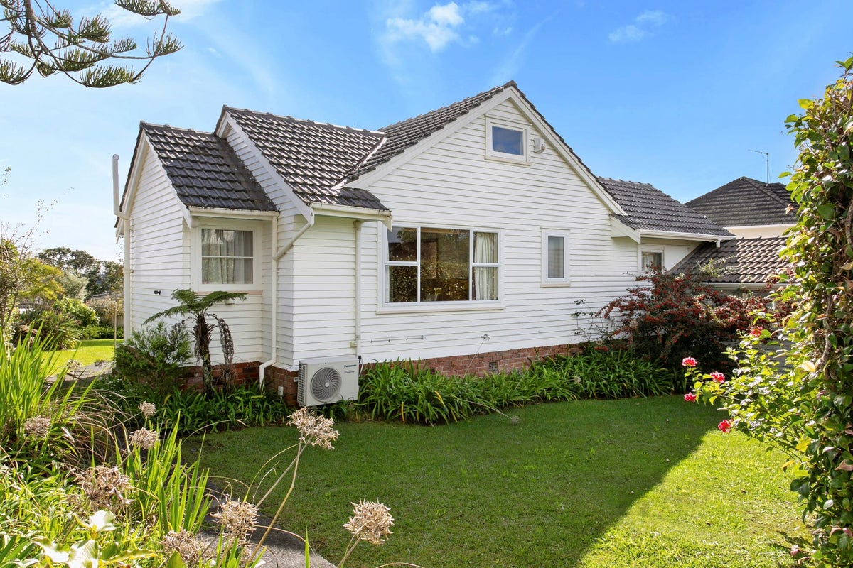 8 Worcester Road, Meadowbank, Auckland - Carousel 2