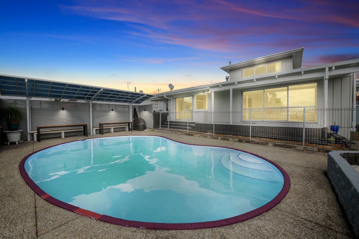11 Khandallah Place, New Windsor, Auckland - Carousel 1