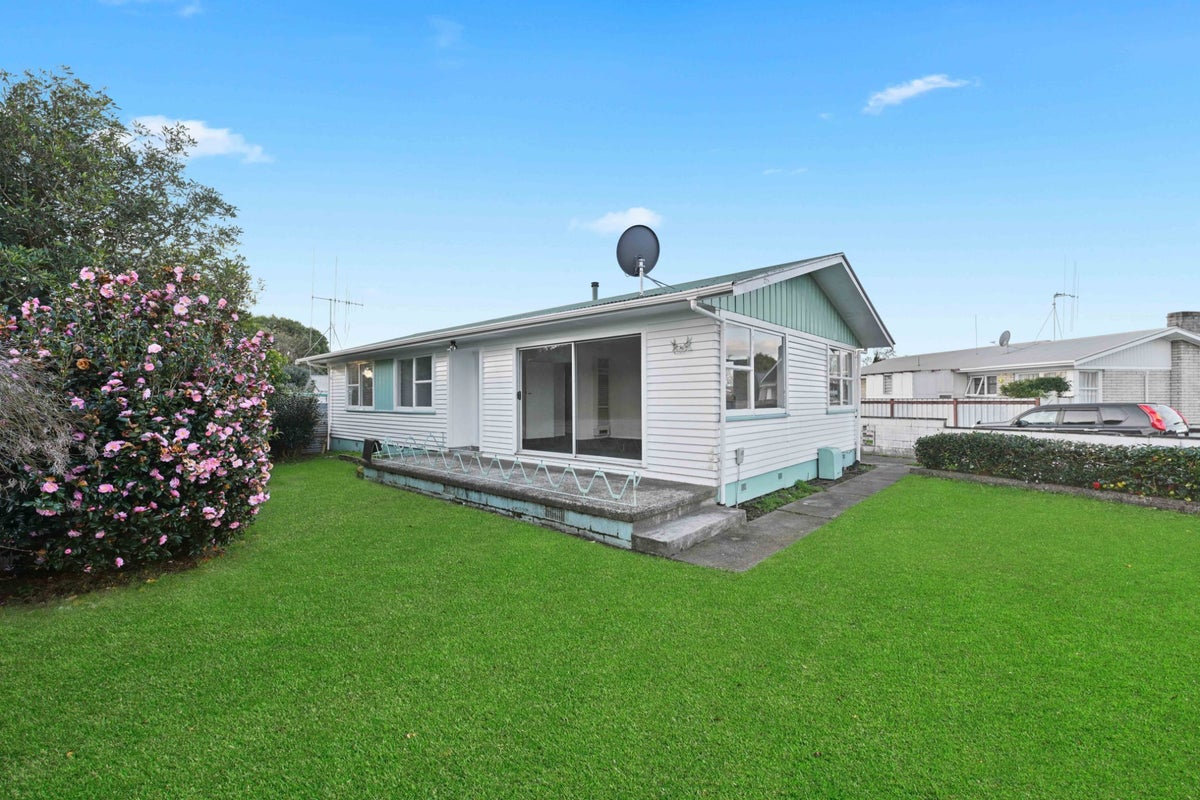 12 Rosalind Street, Deanwell, Hamilton - Carousel 1