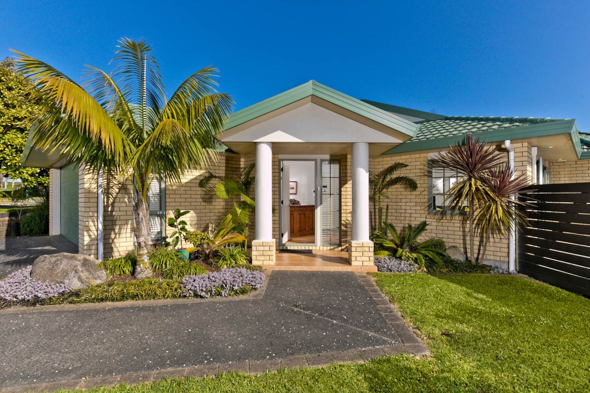 13 Te Wharau Drive, Greenhithe, Auckland - Carousel 1