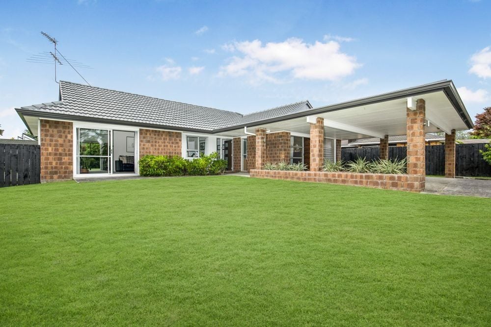 6 Corolu Place, Conifer Grove, Takanini - Carousel 1