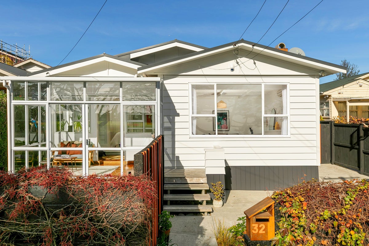 32 Walker Road, Point Chevalier, Auckland - Carousel 1