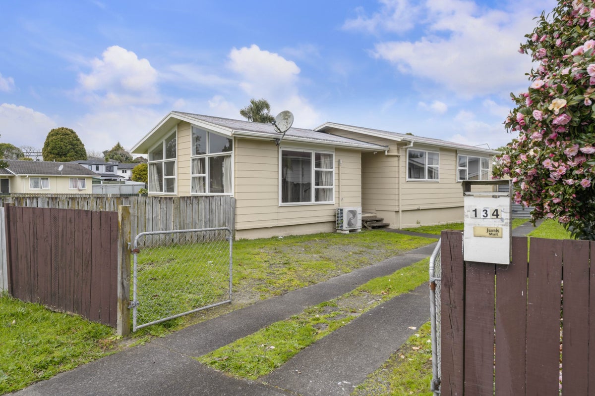 134 Mahia Road, Wattle Downs, Auckland - Carousel 1