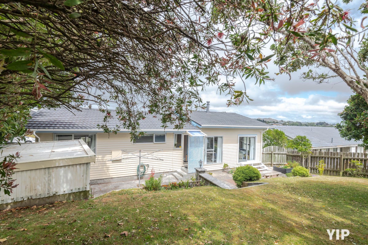 18 Colchester Crescent, Newlands, Wellington - Carousel 2