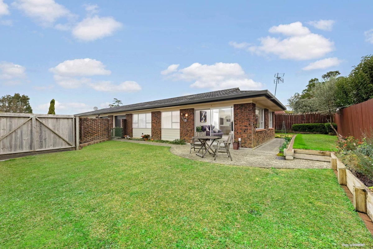 2/3 Pamela Place, New Lynn, Auckland - Carousel 1