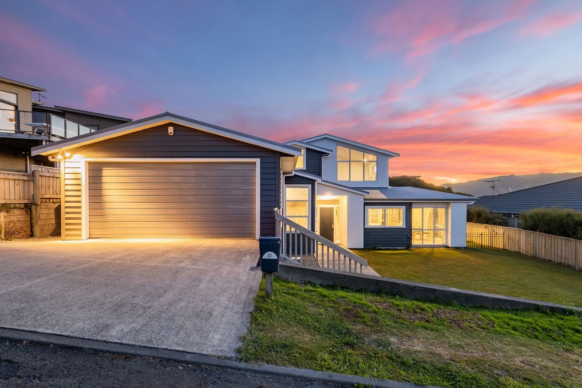31 Aspiring Terrace, Aotea, Porirua - Carousel 1