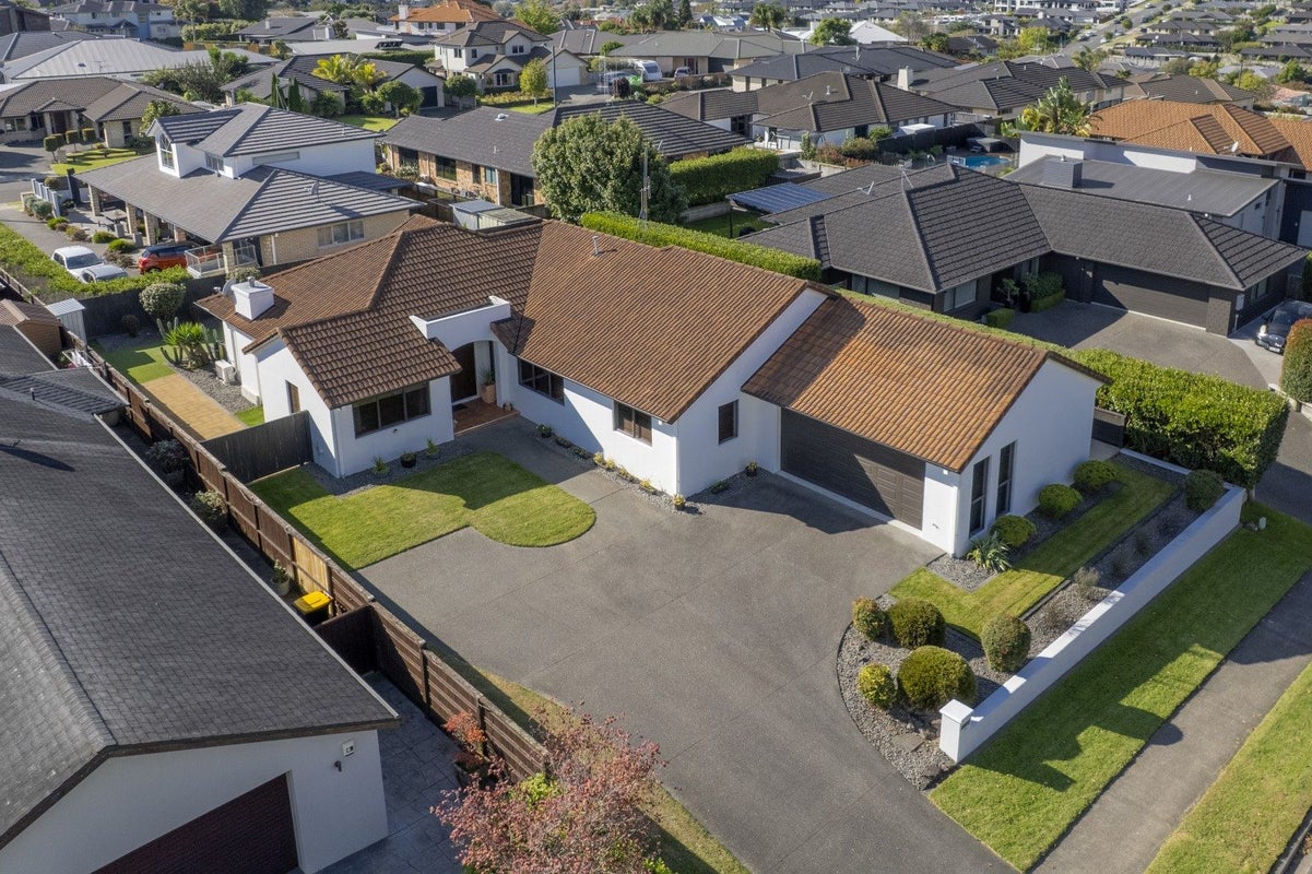 39 Inverness Drive, Pyes Pa, Tauranga - Carousel 2